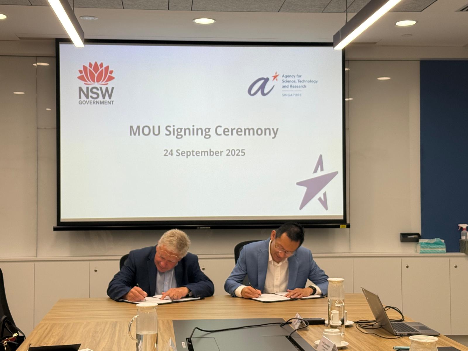 Chief Scientist and Engineer Professor Hugh Durrant-Whyte and A*STAR CEO Beh Kian Teh sign the Memorandum of Understanding.